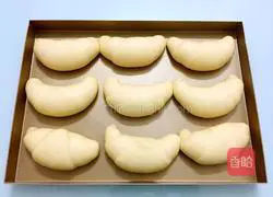 Illustration of how to make croissants 14