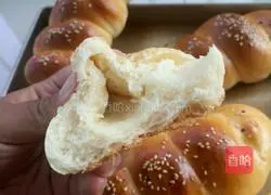 Illustration of how to make hot dog buns 17