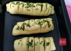 Illustration of how to make caterpillar ham buns 9