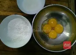 Illustration of how to make egg yolk cookies 1