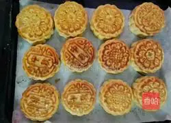 Illustration of how to make lotus paste and egg yolk mooncakes 7