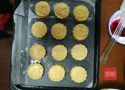 Illustration of how to make Cantonese creamy coconut milk and egg yolk filling mooncakes 10