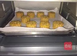 Illustration of how to make mooncakes with five kernel fillings 11