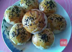 Illustration of how to make fresh meat mooncakes 15