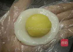 Illustration of how to make snow-skin mooncakes (custard filling) 9