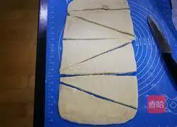 Illustration of how to make crispy croissants 10