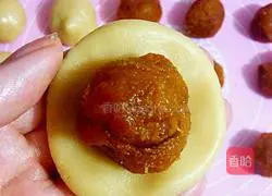 Illustration of how to make pumpkin-filled Cantonese mooncakes 11