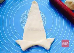 Illustration of how to make golden croissants 8