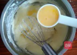 Illustration of how to make shredded coconut cookies 3