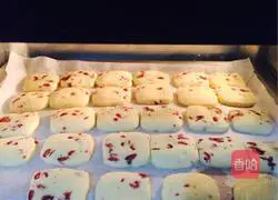 Illustration of how to make cranberry cookies 8