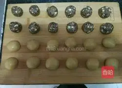 Illustration of how to make five-nut stuffed mooncakes 10