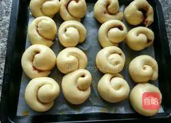 Illustration of how to make bean paste bread rolls 10