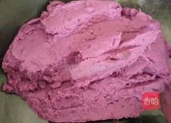 Illustration of how to make purple sweet potato filling mooncakes 4