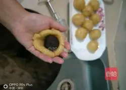 Illustration of how to make bean paste mooncakes 3