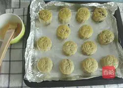 Illustration of how to make bean paste mooncakes 14