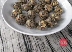 Illustration of how to make five-nut mooncake filling 10