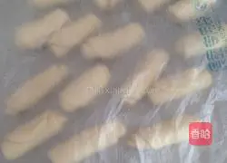 Illustration of how to make crispy five-nut mooncakes 6