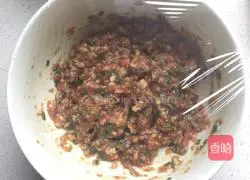 Illustration of how to make fresh meat mooncakes (pork roast) 4