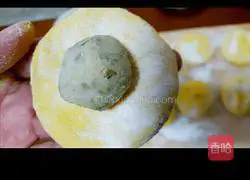 Illustration of how to make pumpkin mooncakes 8