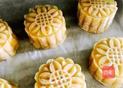 Cantonese style white lotus paste and egg yolk mooncake recipe illustration 9
