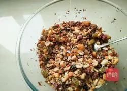 Illustration of making five-nut mooncakes 7