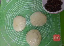 Illustration of how to make raisin milk toast 5