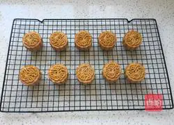 Illustration of how to make mooncakes with five kernel fillings 12