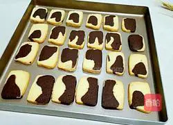 Illustration of how to make two-color biscuits 14