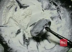 Illustration of how to make five-nut stuffed mooncakes 3