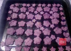 Illustration of how to make romantic purple flower cookies 10