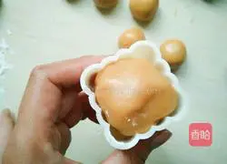 Illustration of making five-nut mooncakes 11