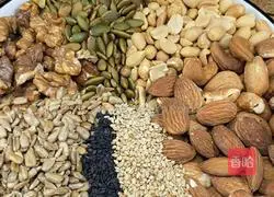 Illustration of how to make crispy five-nut mooncakes 1