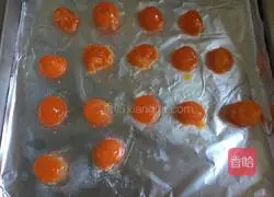 Illustration of how to make egg yolk and bean paste mooncakes 6