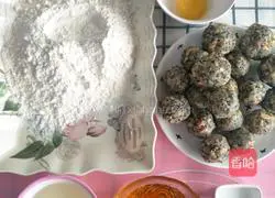 Illustration of how to make five-nut stuffed mooncakes 2