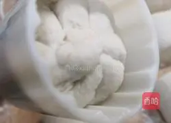 Illustration of how to make steamed mooncakes with bean paste filling 5