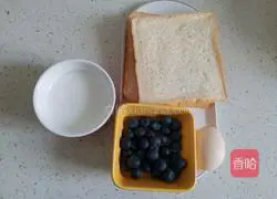 Illustration of how to make fried blueberry toast 1