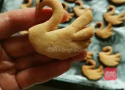 Illustration of how to make swan biscuits 13