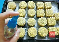 Illustration of how to make red bean filling mooncakes 10