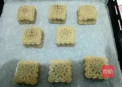 Illustration of how to make egg yolk Cantonese mooncakes 14