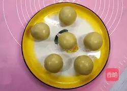 Illustration of how to make bean paste mooncakes 13