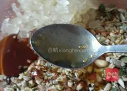 Illustration of how to make candied nut kernel mooncake filling 2