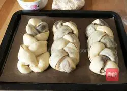 Illustration of how to make bean paste and crispy braided bread 11