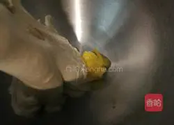 Illustration of how to make meat floss and ham bread 4