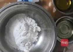 Illustration of how to make Cantonese-style mooncakes (egg yolk with white lotus paste) 1