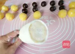 Illustration of how to make pumpkin mooncakes 11