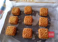 Illustration of how to make Cantonese mooncakes 18