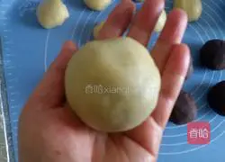 Illustration of how to make red bean paste mooncakes 11