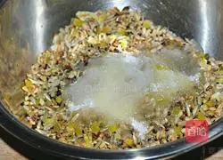 Illustration of how to make five-nut mooncakes 3