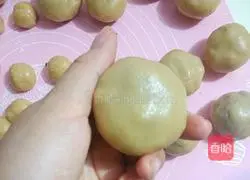 Illustration of how to make Cantonese mooncakes with red bean paste filling 7