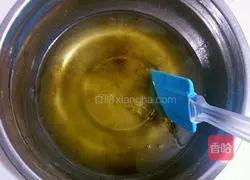 Illustration of how to make white lotus paste and egg yolk Cantonese mooncakes 1